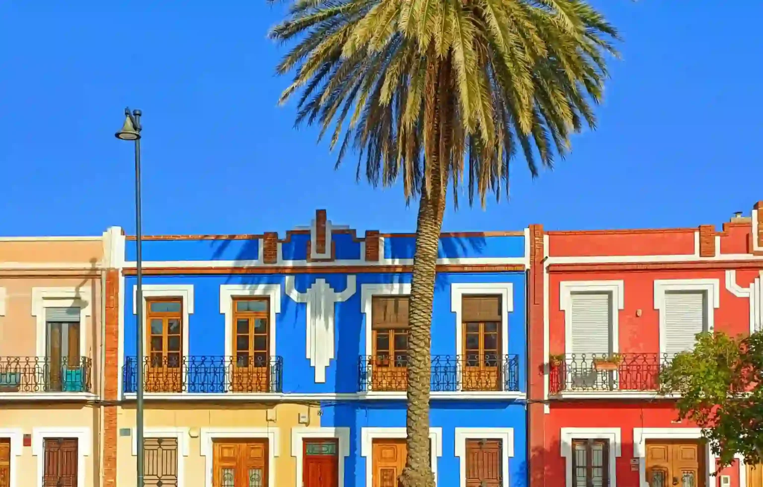 Casas pintadas en el Cabanyal con fachadas coloridas