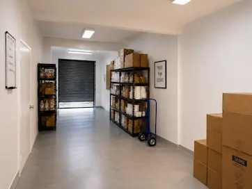 Almacén pintado con acabado industrial