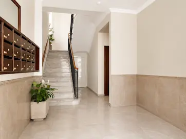 Pintura de comunidades de vecinos con portal y escalera renovados